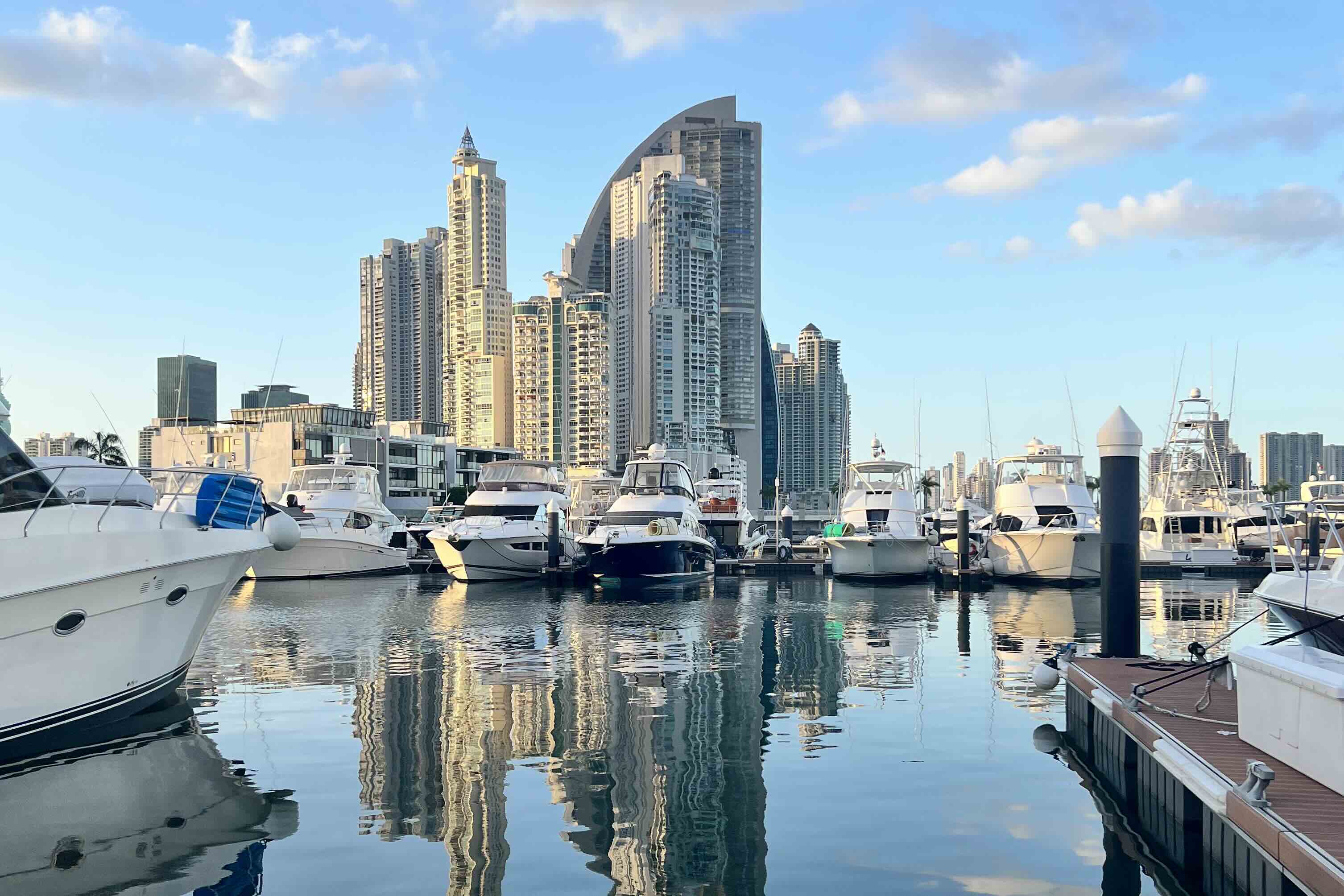 Vista panorámica de Casco Viejo y el skyline de Ciudad de Panamá al atardecer
